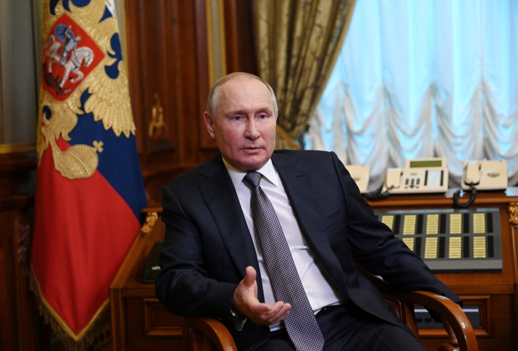 «Можем посмотреть на него в прицел»: Путин отреагировал на корабль ВМС США в Черном море