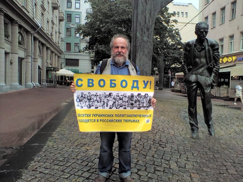 “Ні депортації”: у Москві активісти вийшли на пікети проти репресій щодо кримських татар