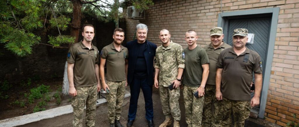 Спасает жизни наших воинов: Порошенко привез на передовую военного оборудования почти на миллион гривен