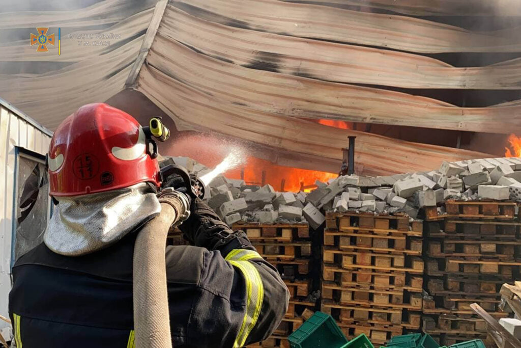 Масштабна пожежа у Києві: у Голосіївському районі горять склади
