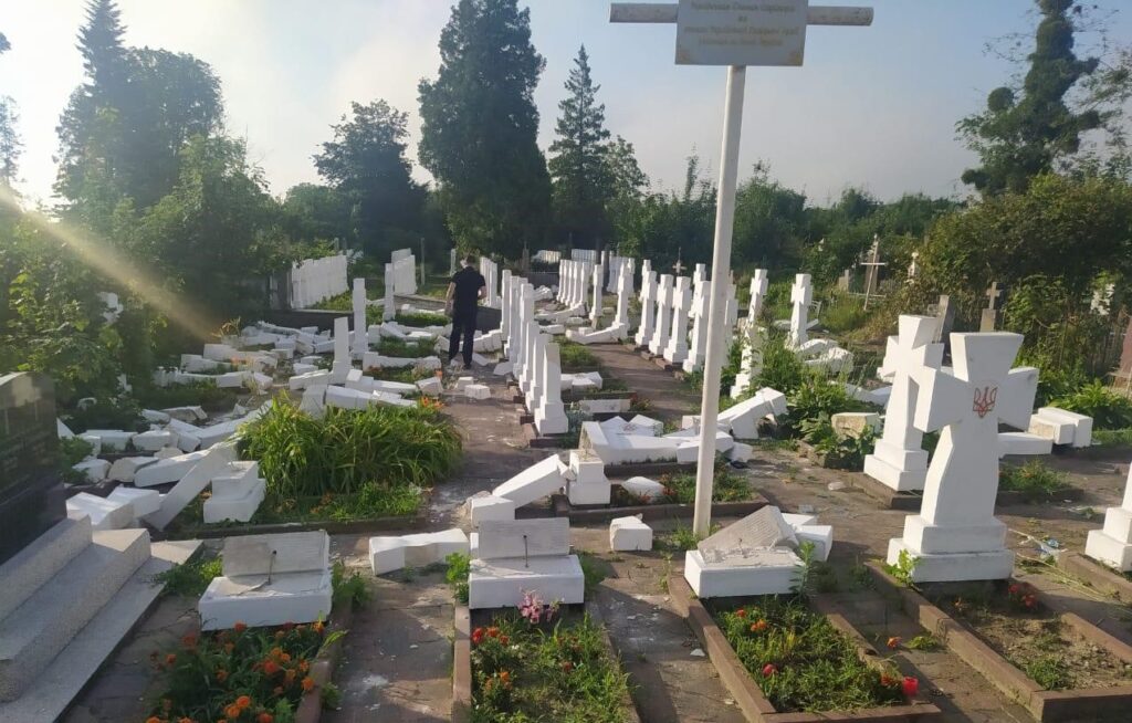 На Львівщині чоловік розтрощив цвинтар