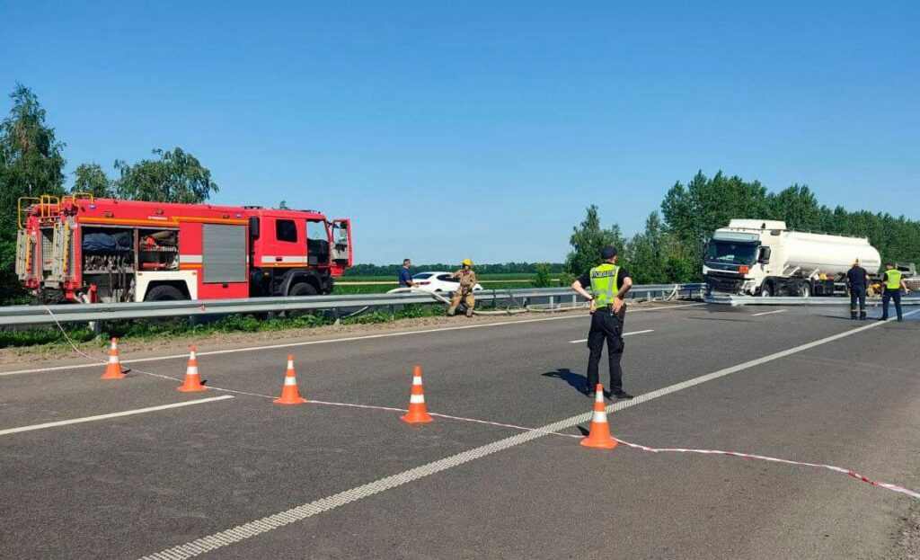 На трасі Київ-Харків бензовоз влетів у відбійник, стався витік бензину: рух перекрито