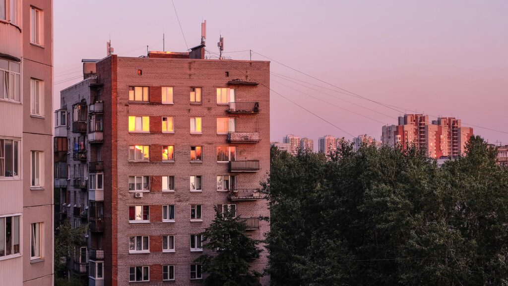 Приземлився на антену: у Чернівцях чоловік вижив після падіння з восьмого поверху