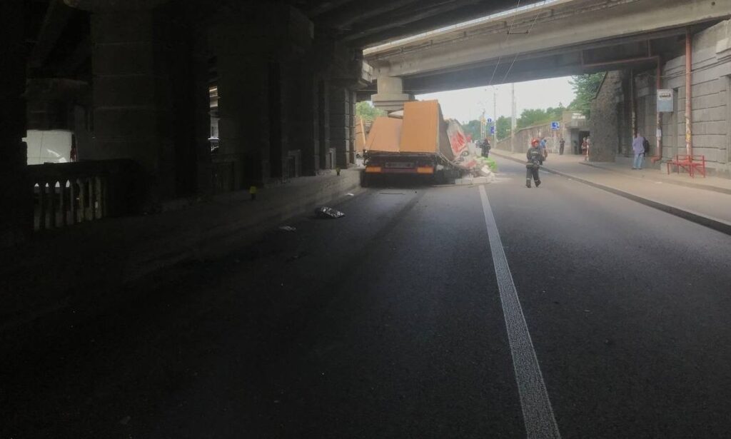 ДТП у Києві: під Берестейським мостом перекинулась фура з будматеріалами, є постраждалі