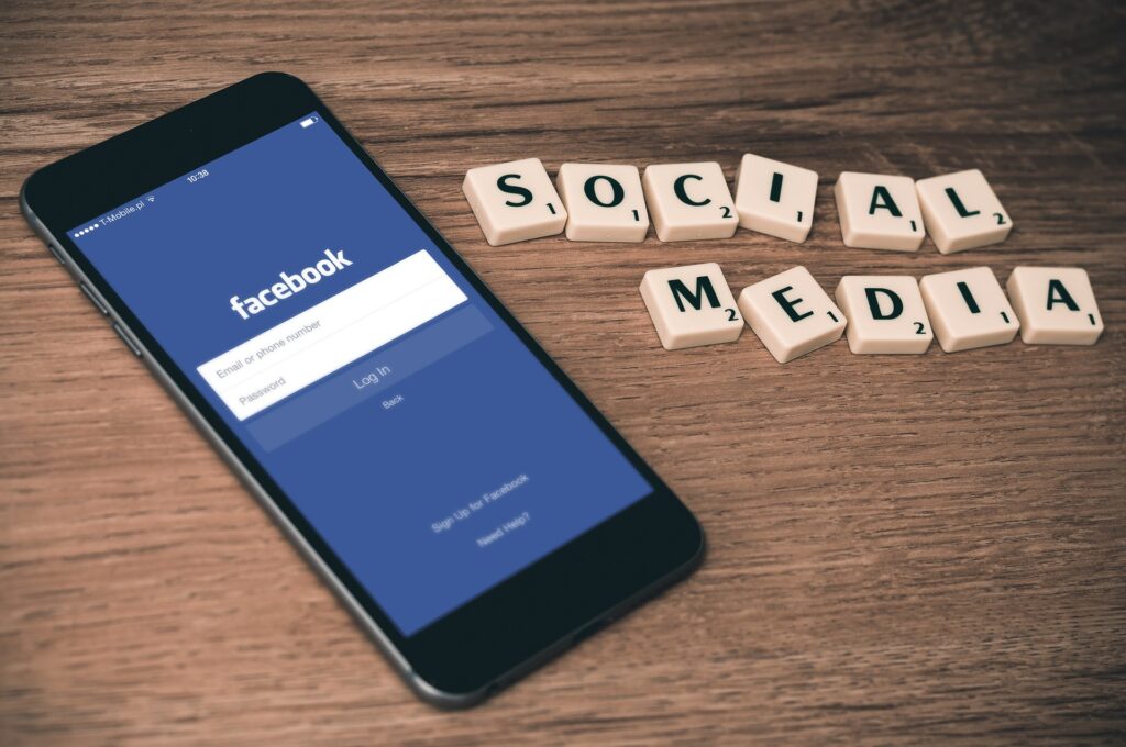 Facebook заблокував групу іранських хакерів, які стежили за військовими США