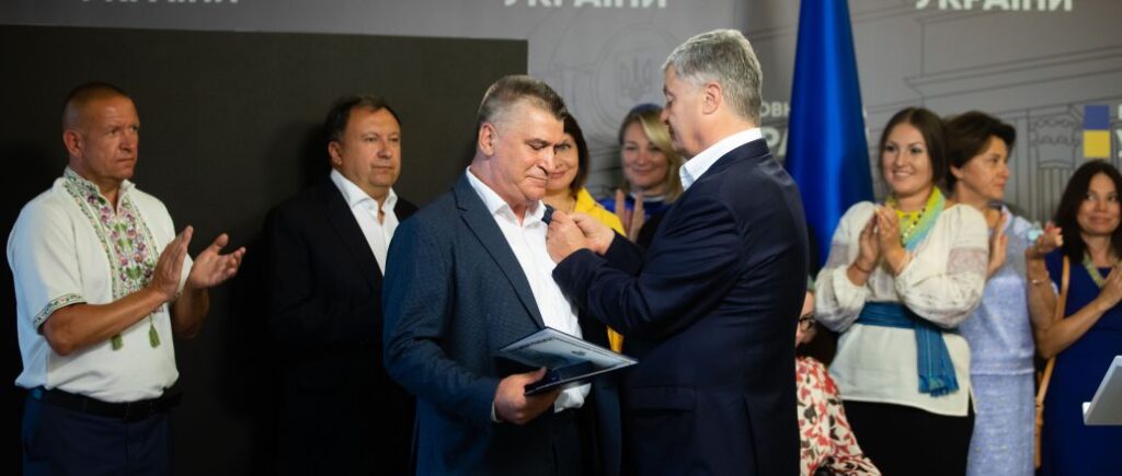 З нагоди 30-ї річниці Незалежності України: Порошенко нагородив активіста кримськотатарського народу