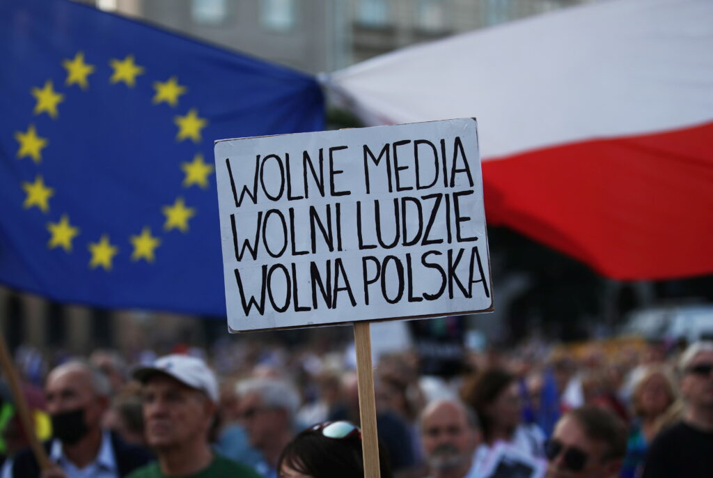 “Вільні медіа – вільні люди”: новий закон про медіа спричинив хвилю протестів у Польщі