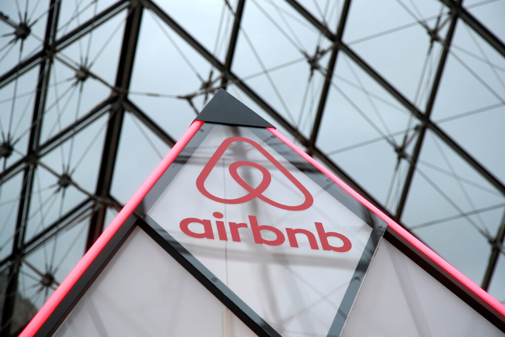Сервіс пошуку житла Airbnb безкоштовно розселить 20 тисяч афганців, які змогли виїхати з країни