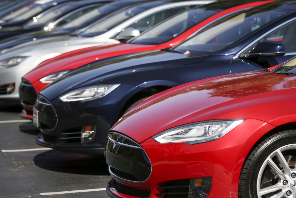 Акції Tesla з початку року впали на третину