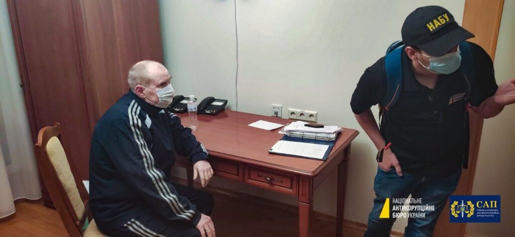 Детективи НАБУ в лікарні “Феофанія” затримали колишнього суддю Чауса