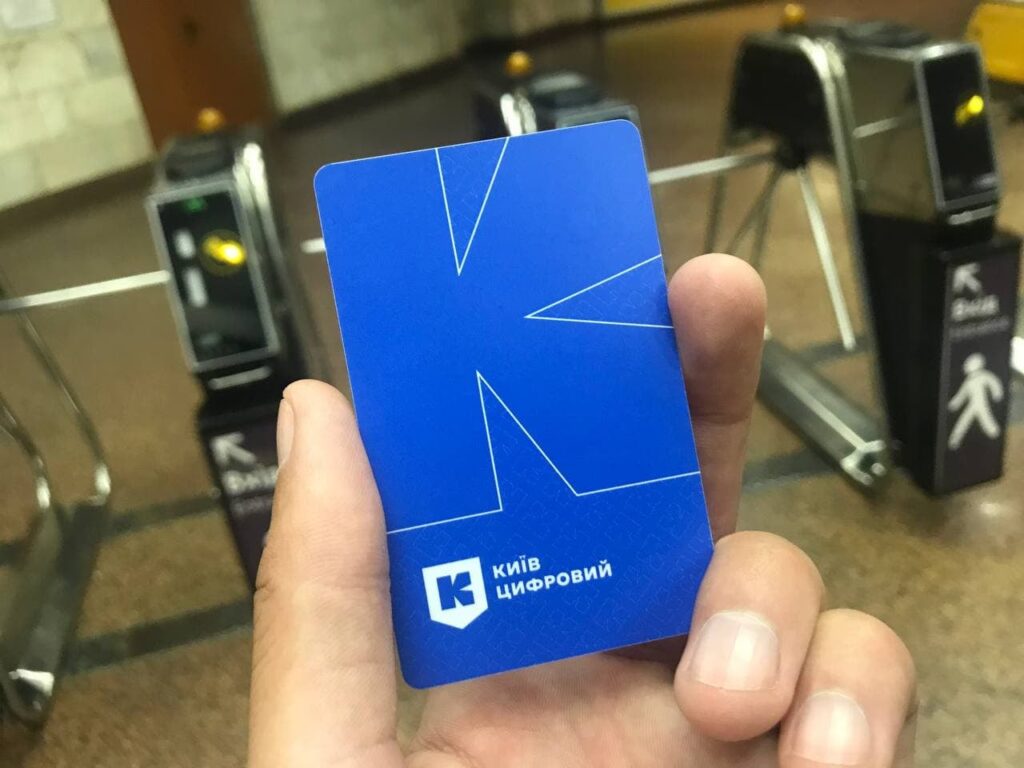 На випадок локдауну: у Києві підприємства подали три тисячі заявок на перепустки у транспорт