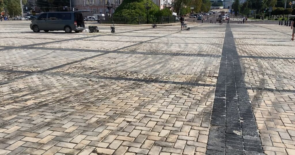 Софіївську площу у столиці намагаються відмити після дрифту, але сліди від автівок усе ще видно