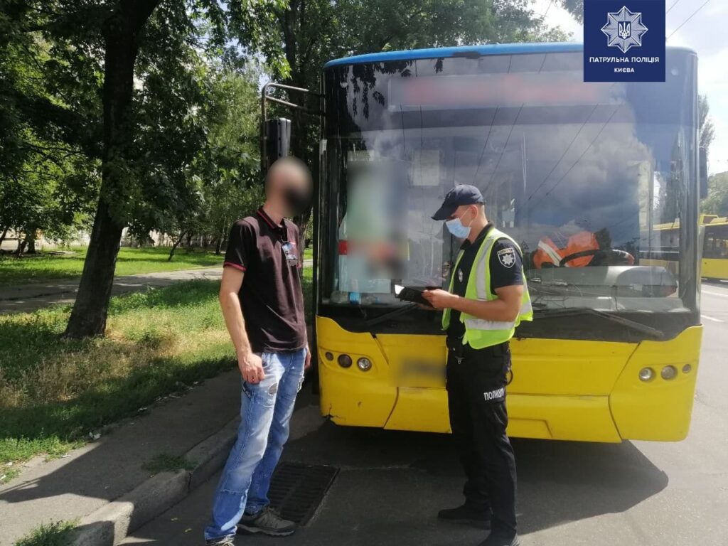 У Києві водій тролейбуса сів за кермо під “кайфом”
