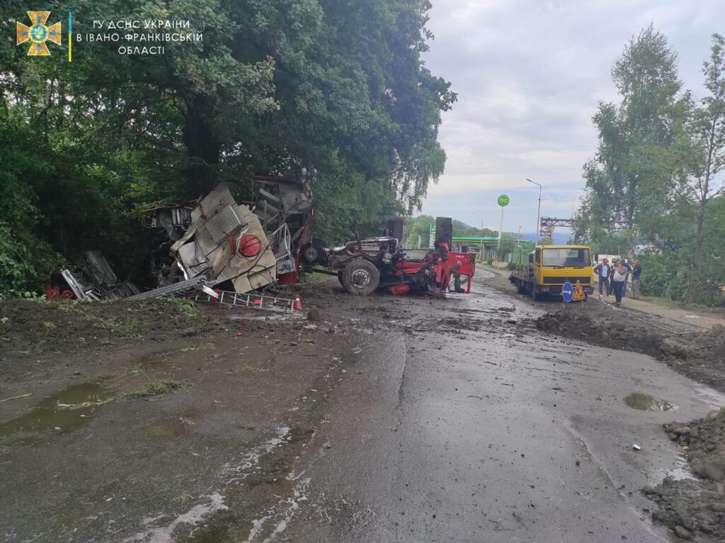 На Прикарпатті сталася моторошна ДТП з пожежною машиною: є багато постраждалих