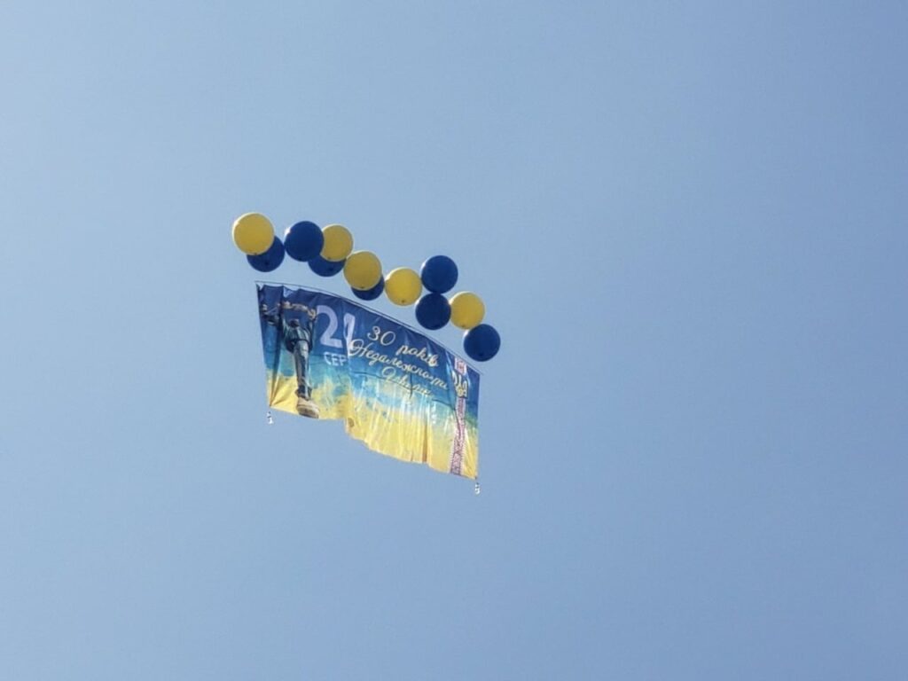 К 30-летию Независимости Украины: военные в зоне ООС запустили сине-желтые флаги в сторону ОРДЛО