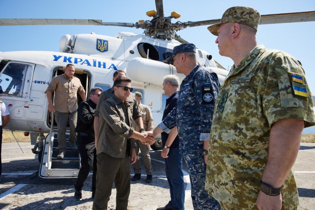 Ризик і непрофесійність: відомий генерал розкритикував візит Зеленського на острів Зміїний