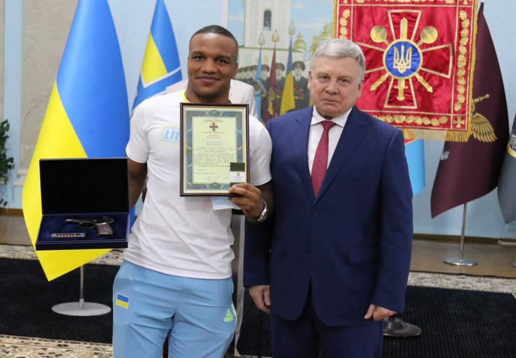Нардеп від “Слуги народу” отримав нагородну зброю від міністра оборони України: фото