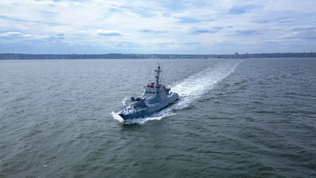 Авария на судне ВМС: корабль начали буксировать в Одессу