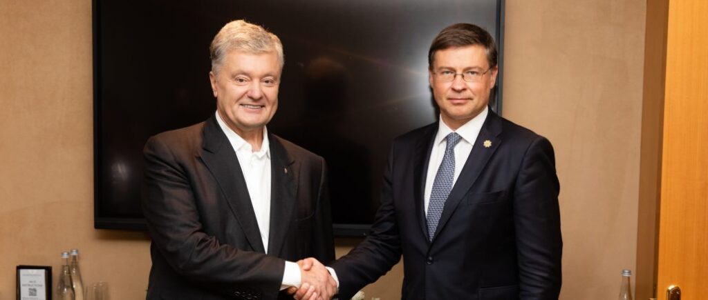 Обговорили саміт Україна-ЄС: Порошенко зустрівся з віцепрезидентом Єврокомісії Валдісом Домбровскісом