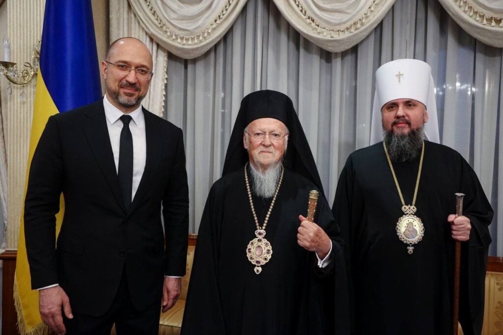 До Києва прибув Вселенський патріарх Варфоломій, його зустріли Шмигаль і митрополит Епіфаній: фото