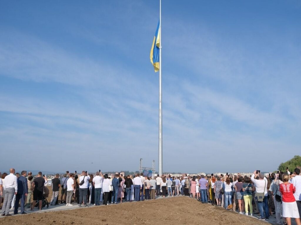 У Чернівцях порвався прапор на новому флагштоку: його тишком зняли