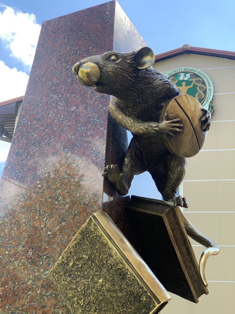 Феномен наук про здоров’я: на Харківщині відкрили пам’ятник лабораторному щуру
