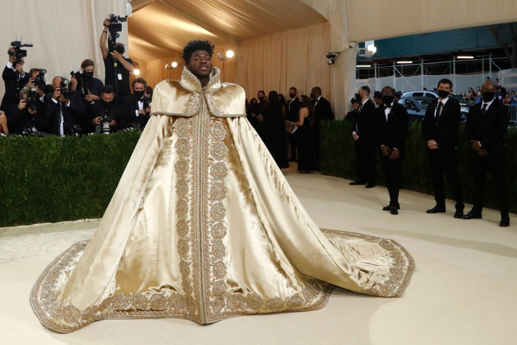 Билли Айлиш в образе Мерил и Lil Nas в платье: как гости Met Gala 2021 покоряли Нью-Йорк