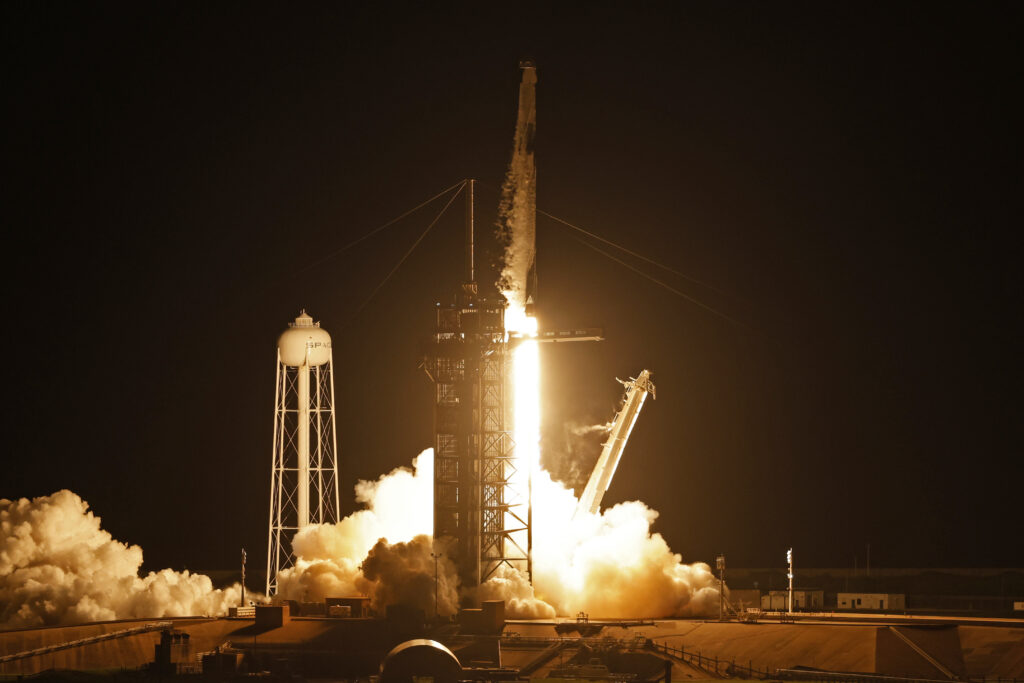 SpaceX перенесла перший туристичний політ в космос: відома нова дата