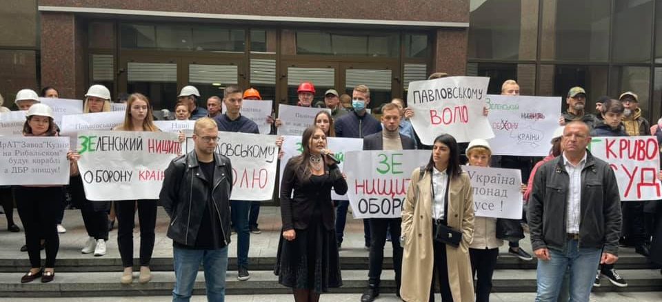 Звільнити героя оборони Маріуполя: під будівлею суду відбулась акція на підтримку генерала Павловського