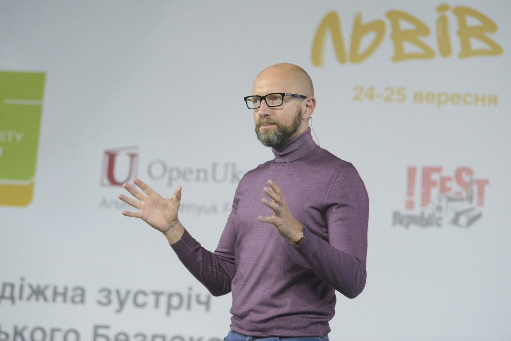Україна заслуговує на молодь, а молодь заслуговує на сильну Україну — Яценюк на Київському безпековому форумі
