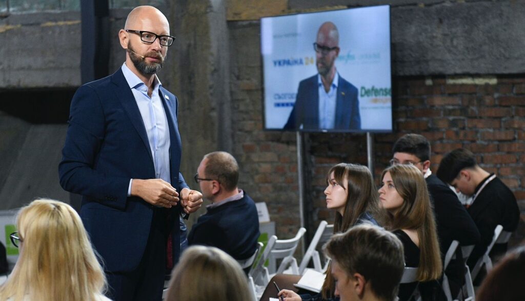 Яценюк: Україну потрібно вакцинувати від популізму і необільшовизму