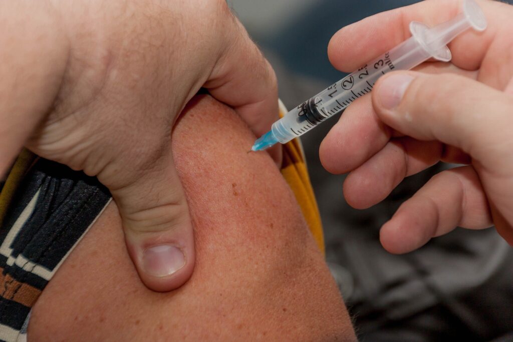 У МОЗ анонсували виїзні сесії COVID-вакцинації для літніх людей