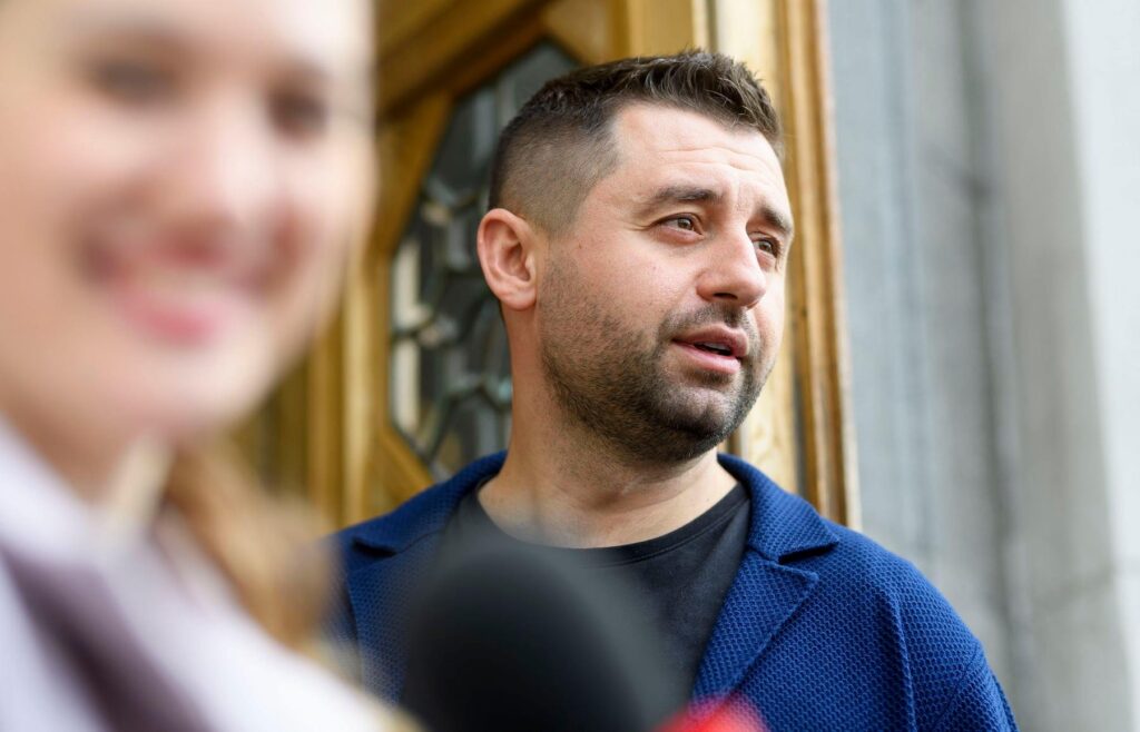 Глава фракции Зеленского Арахамия тайно общается с нардепом от ОПЗЖ на темы энергетики — журналистское расследование