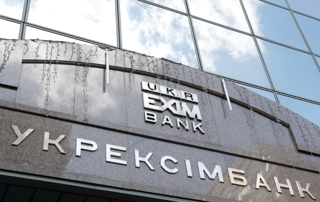 “Укрексімбанк” поновив на посаді двох нападників на журналістів “Схем”
