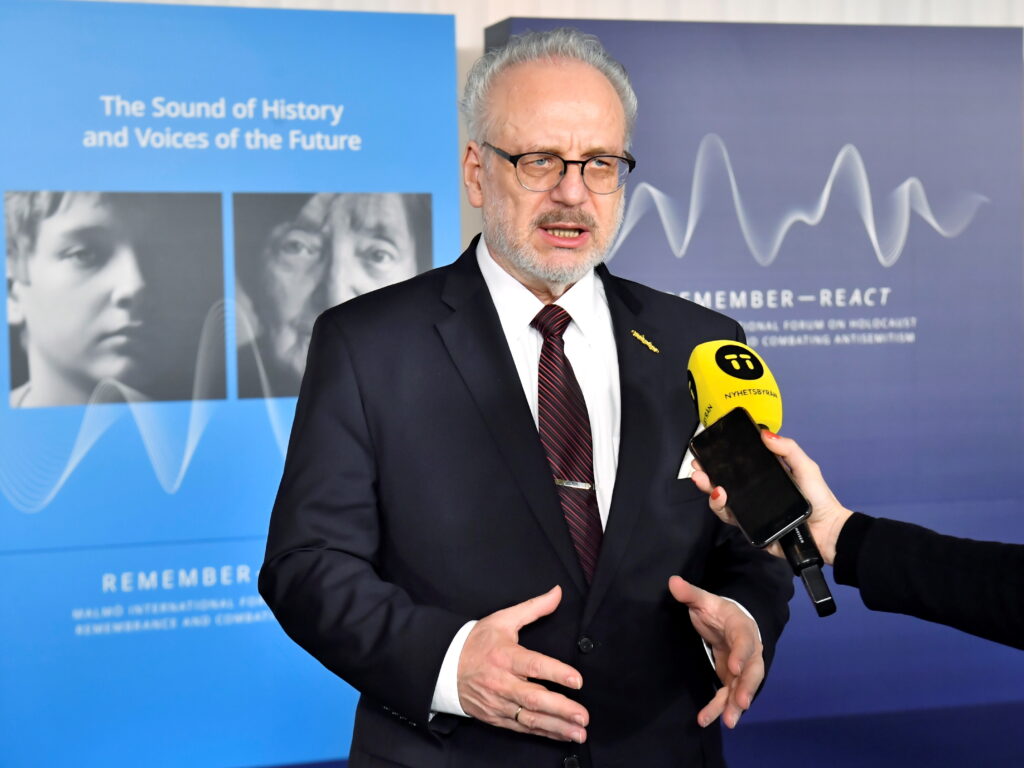 Попри повний курс вакцинації: президент Латвії захворів на коронавірус