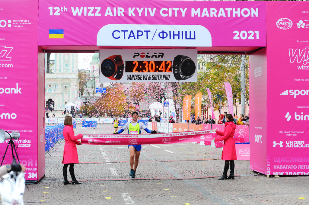 Вперше в Україні учасник з діагнозом СМА здолав марафон. Як відбувся 12-й WIZZ AIR KYIV CITY MARATHON 2021