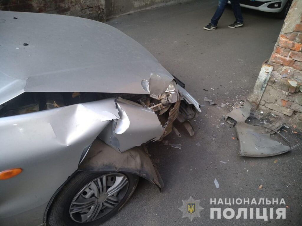 У Харкові таксист раптово помер за кермом, автівка влетіла в будинок