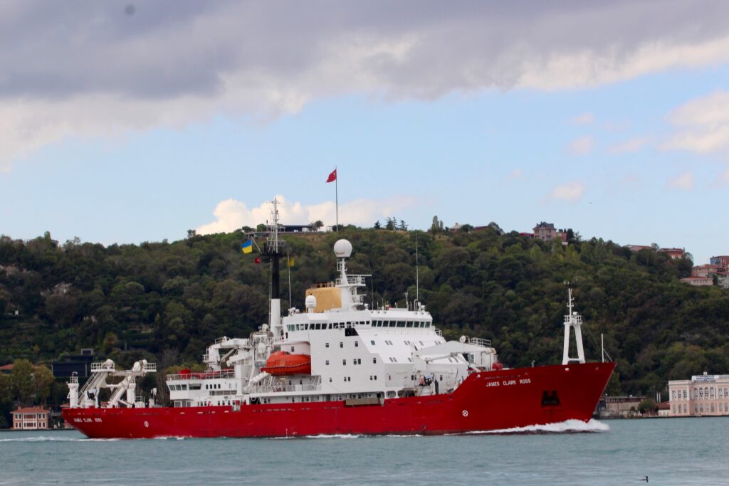 На шляху до Одеси: український криголам увійшов в Чорне море