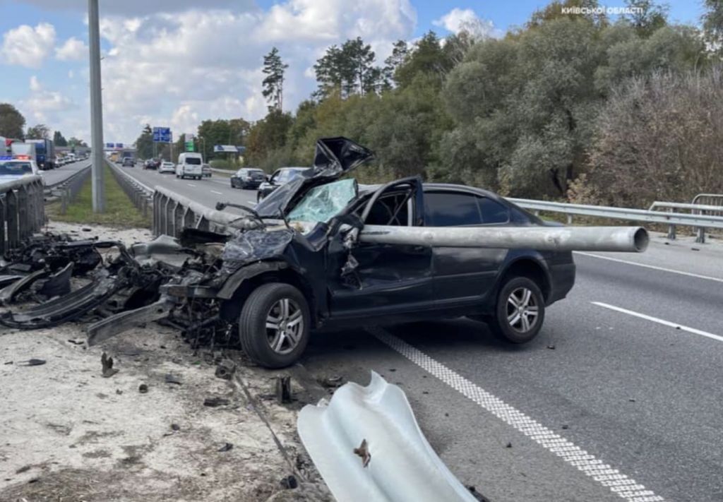 Відбійник пройшов крізь авто: на трасі Київ-Чоп трапилась ДТП з постраждалими