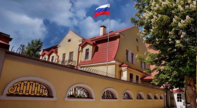 Путін – диктатор, Слава Україні: як в російському консульстві у Харкові привітали зі святом українських воїнів