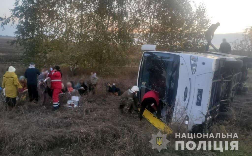 На Полтавщині перевернувся пасажирський автобус: багато постраждалих