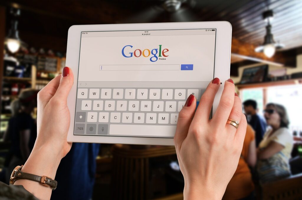 Google запустив “безкінечну” стрічку в пошуковику: як вона працює і кому доступна