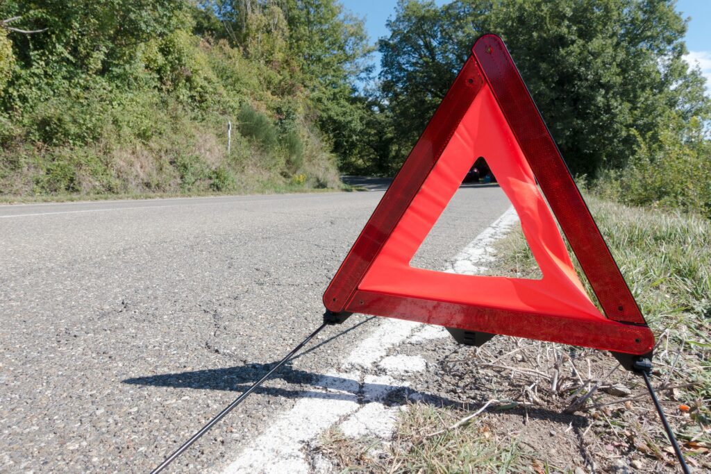 На Закарпатті легковик влетів в евакуатор і загорівся, четверо людей загинули