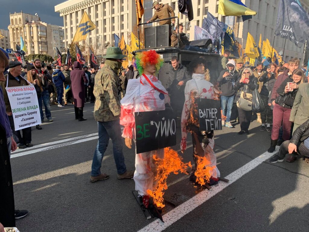 Марш ко Дню защитников Украины: в Киеве сожгли чучело с надписью «ЗЕ — *** ло»