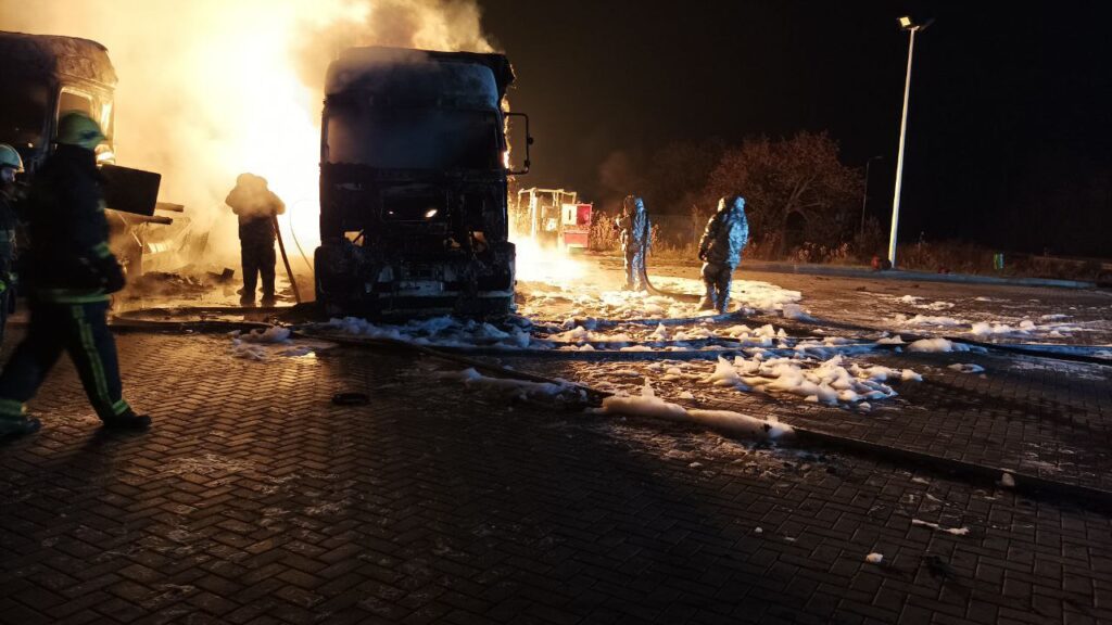 Пожежу на АЗС на Харківщині не можуть загасити третю добу