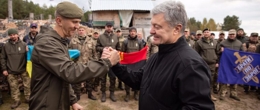 «Друг Президент»: доброволец ОлексаСокол вручил Петру Порошенко именную награду «30 лет Независимости Украины»