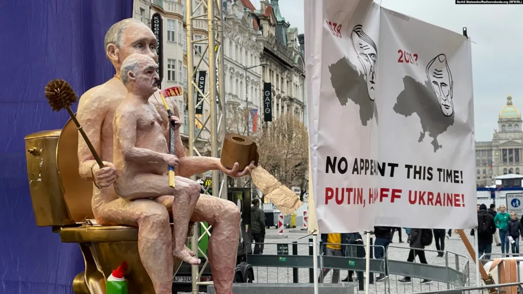 Голі диктатори на золотому унітазі: в Празі пройшла акція протесту проти режимів Путіна і Лукашенка