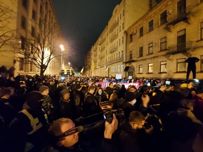 Учасників ходи до Дня Гідності не пустили на Банкову: обурені люди скандують “Ганьба!” під стінами ОП