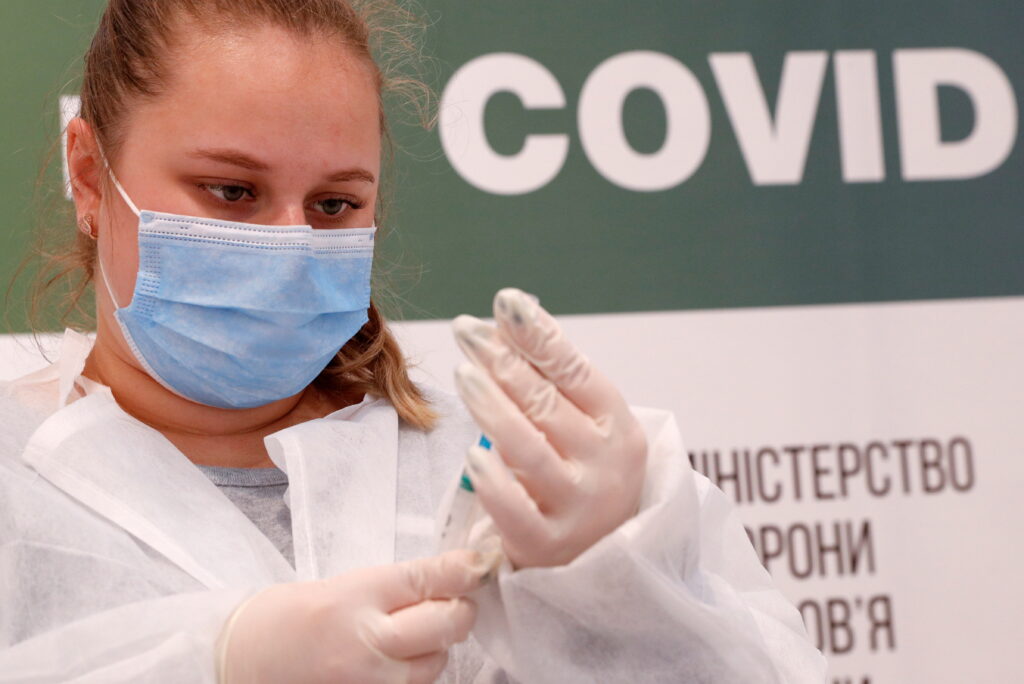 За сутки в Украине вакцинировали почти 64 тысячи человек’