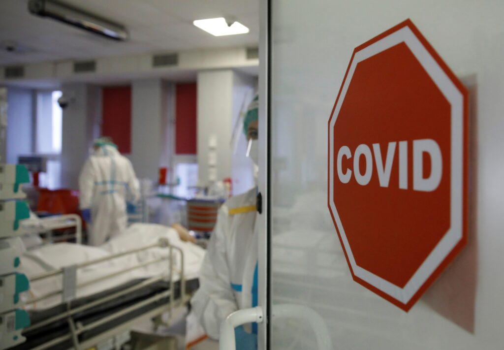 Пекельний біль у горлі: у десятках країн з’явився новий варіант СOVID-19